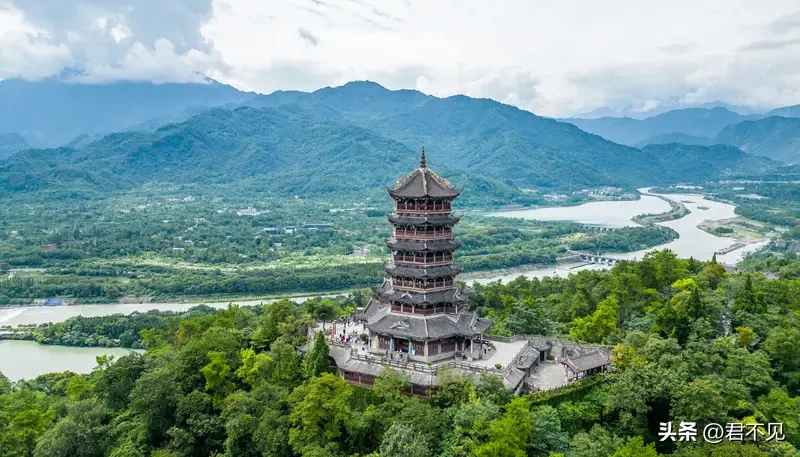 小Z助手：青山何时老去？内心的坚韧与岁月的智慧对话