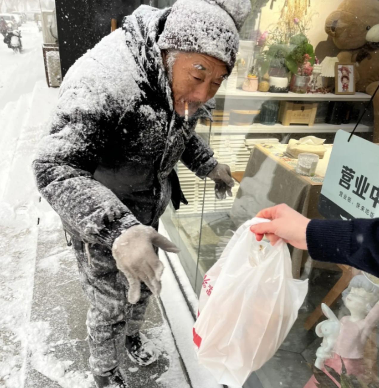 超单助手怎么用：感动！山东烟台面包店前，老大爷深夜铲雪传递温暖善良故事