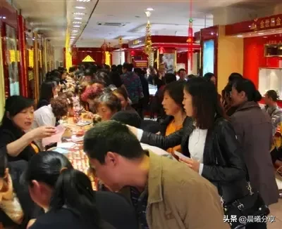 超单助手开团软件：年轻人消费观逆转，黄金热潮与奢侈品冷淡的背后揭秘