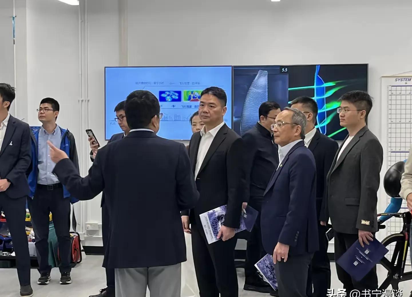 语音助手：章泽天与刘强东同台，展现逆天人脉与不凡气质