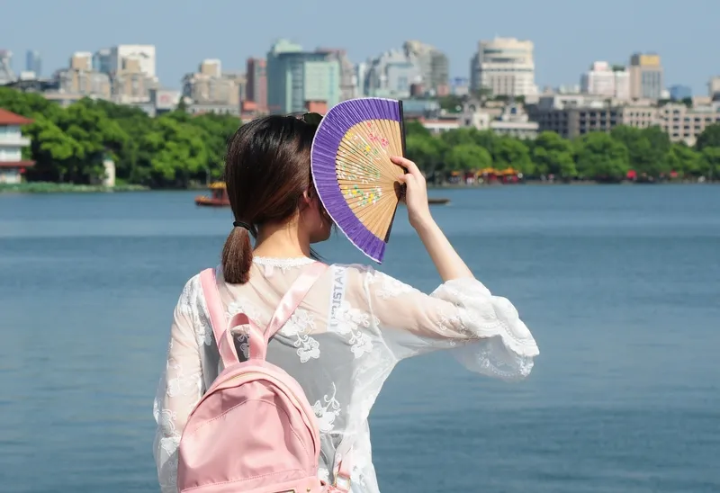 拼多多出评拼多多：五一旅游市场预测，人次破4亿，跨境游与新兴目的地消费热潮涌现