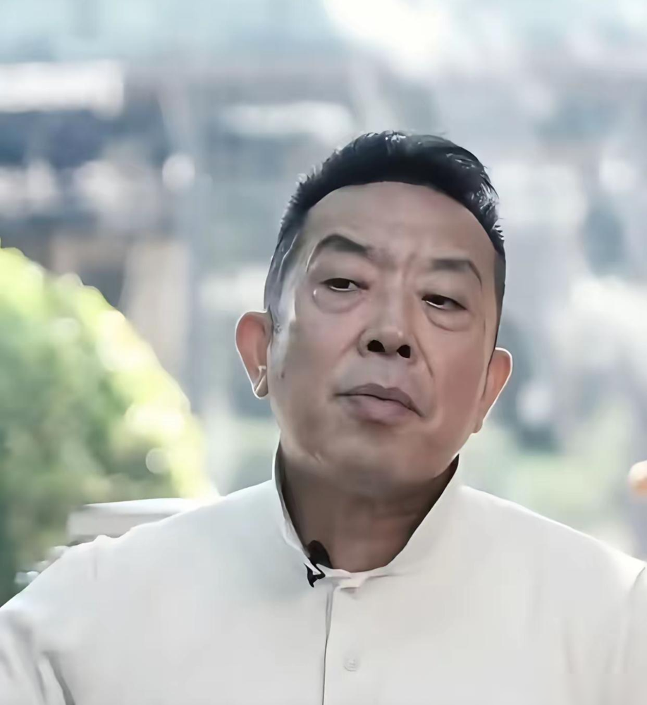 小评评助手软件下载：企业家应对舆论的策略，从贾与俞敏洪案例看反应的重要性