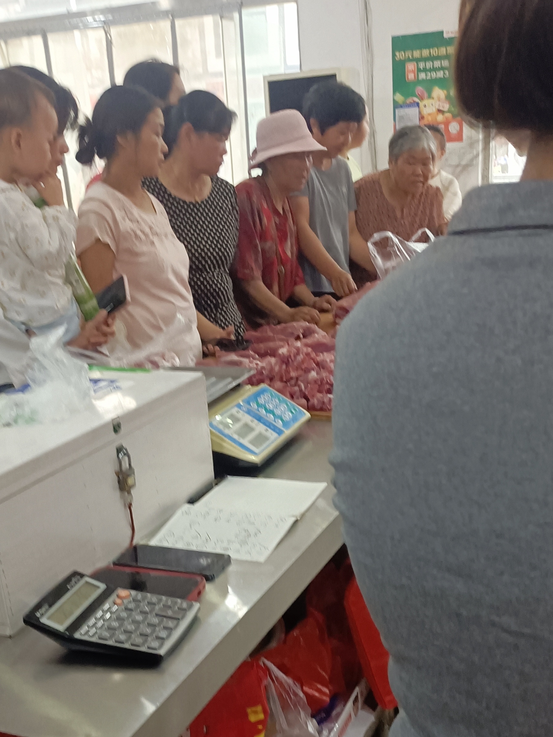 易团助手：农村夫妇的肉铺传奇，用心服务与优质猪肉赢得顾客信赖