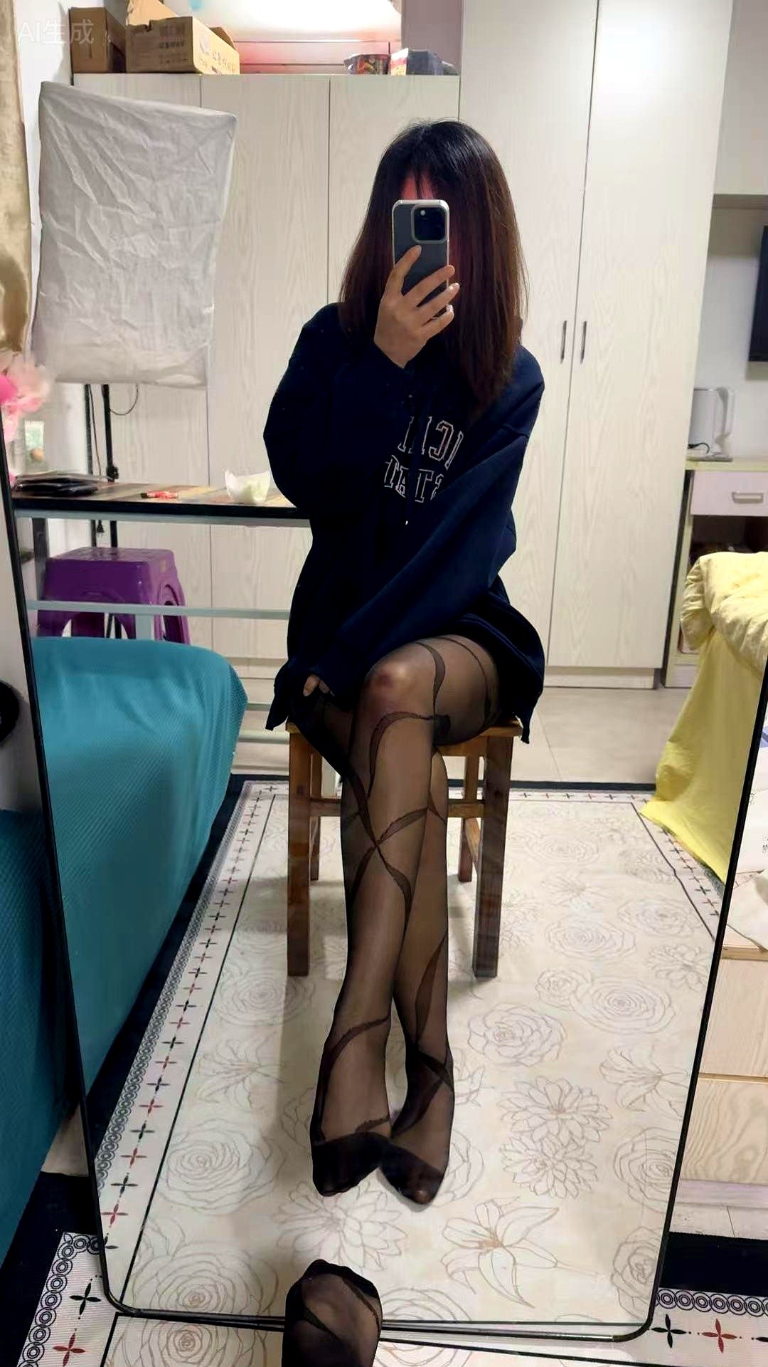 优选助手：年轻人的松弛感，如何用oversize卫衣和黑丝重新定义舒适时尚