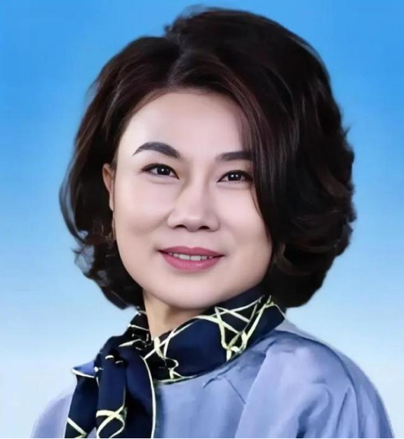 超评助手使用方法：董明珠，从寡妇到家电巨头，她的三十年奋斗与人生选择