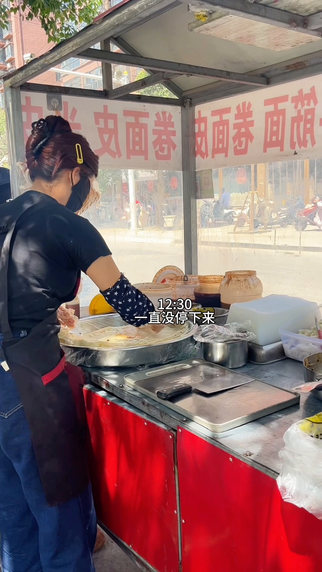 超单助手软件下载：19岁女生摆摊卖卷面皮，努力攒钱变美的创业日常