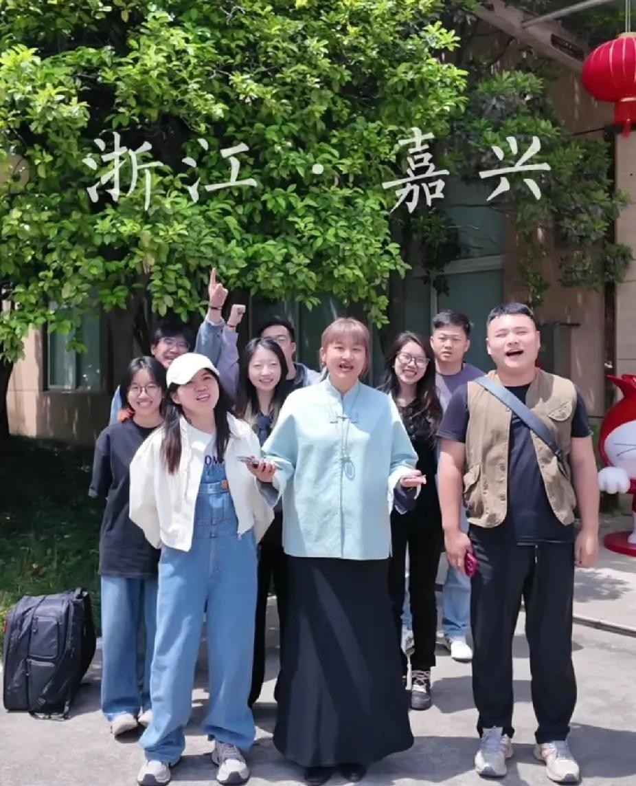 爆单助手开团软件：东方甄选与辉同行直播对决，蚕丝被溯源引关注