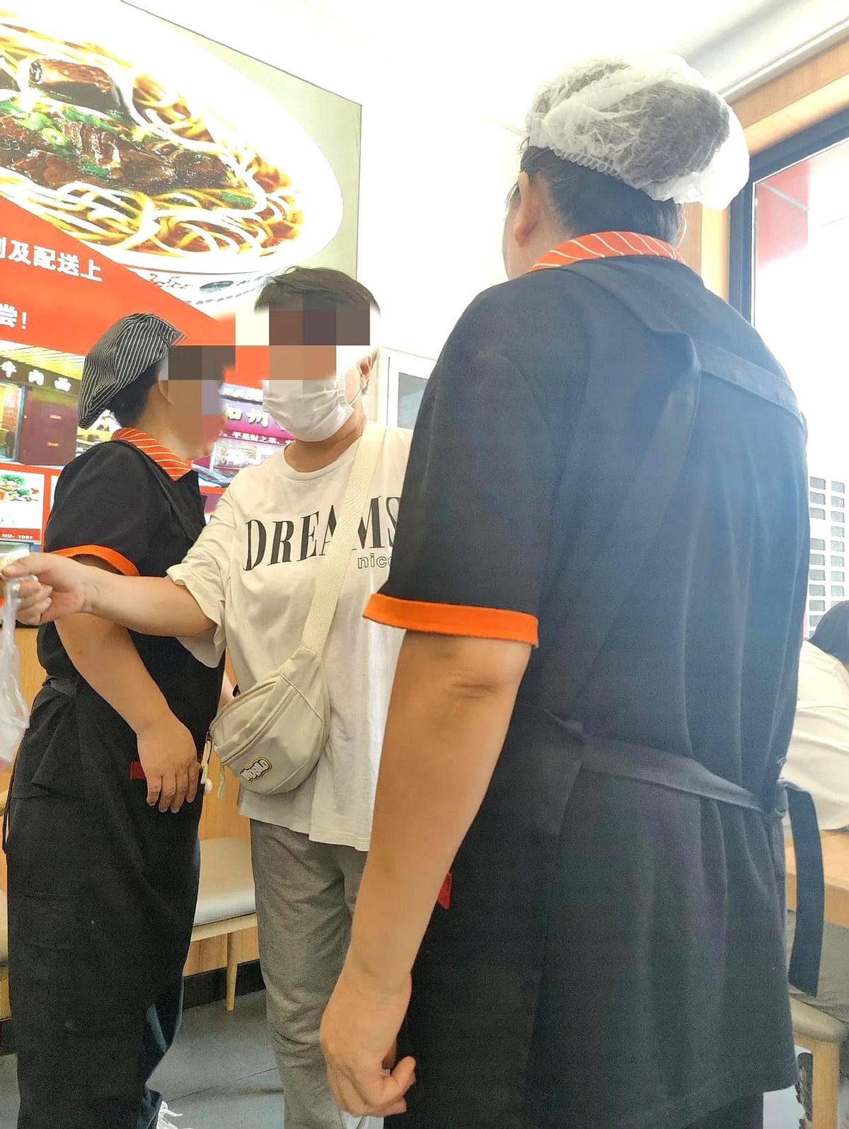多多留评：沈阳牛肉面店冲突，公共空间与商业规则的对抗