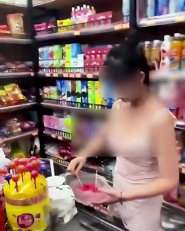 小G助手补单软件：超市老板娘因穿着暴露吸引顾客，引发争议与警察介入，商业竞争与个人自由的界限探讨。