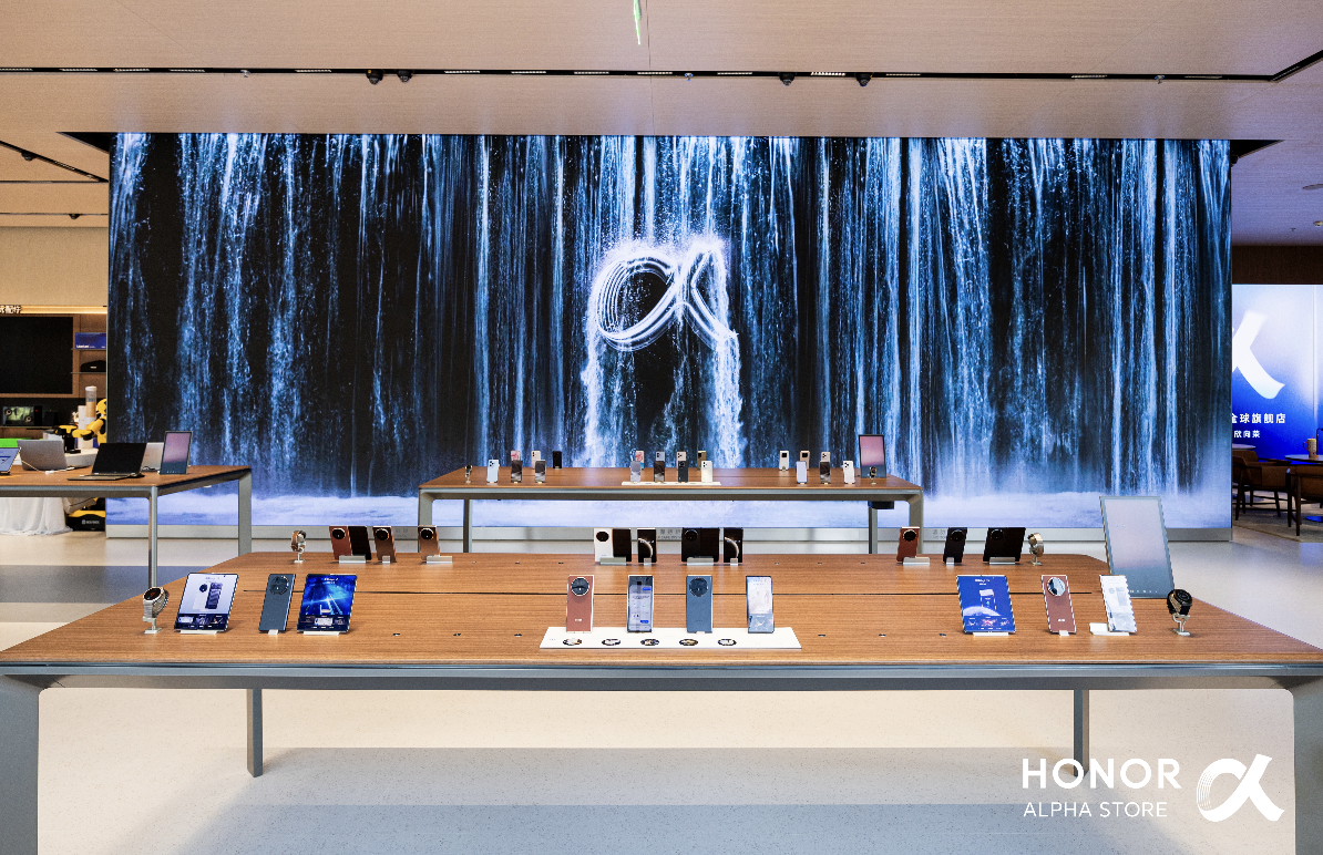超评助手邀请码：荣耀阿尔法旗舰店揭幕，共创AI智慧生活新未来，李健展望全球化战略