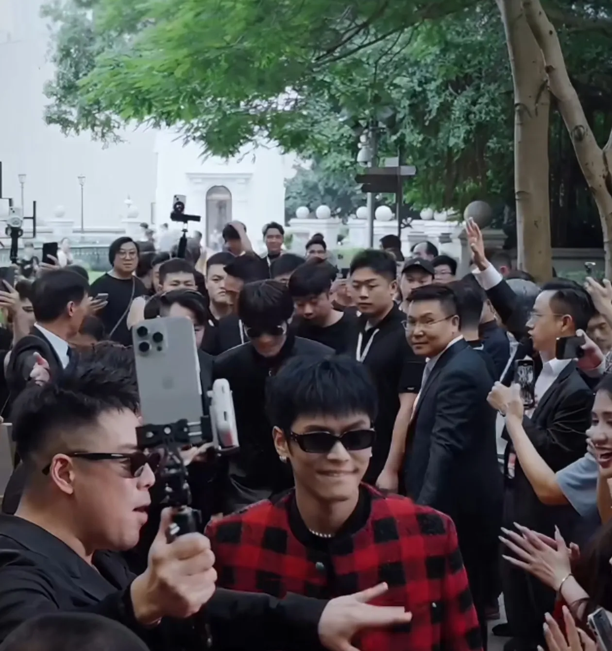觉醒出评：“疯狂小杨哥”及三只羊因版权侵权被起诉，事件引发广泛讨论