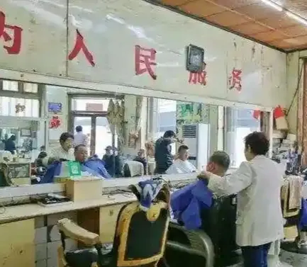 潜力鸭：街边理发，重温市井生活与亲民价格的故事