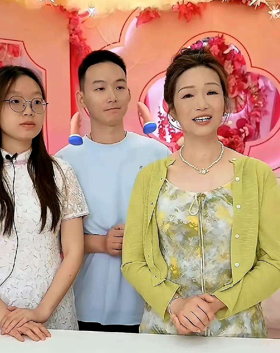 小评评助手软件：浩南妈妈直播带货，沉默式收割引发网红变现新风潮！