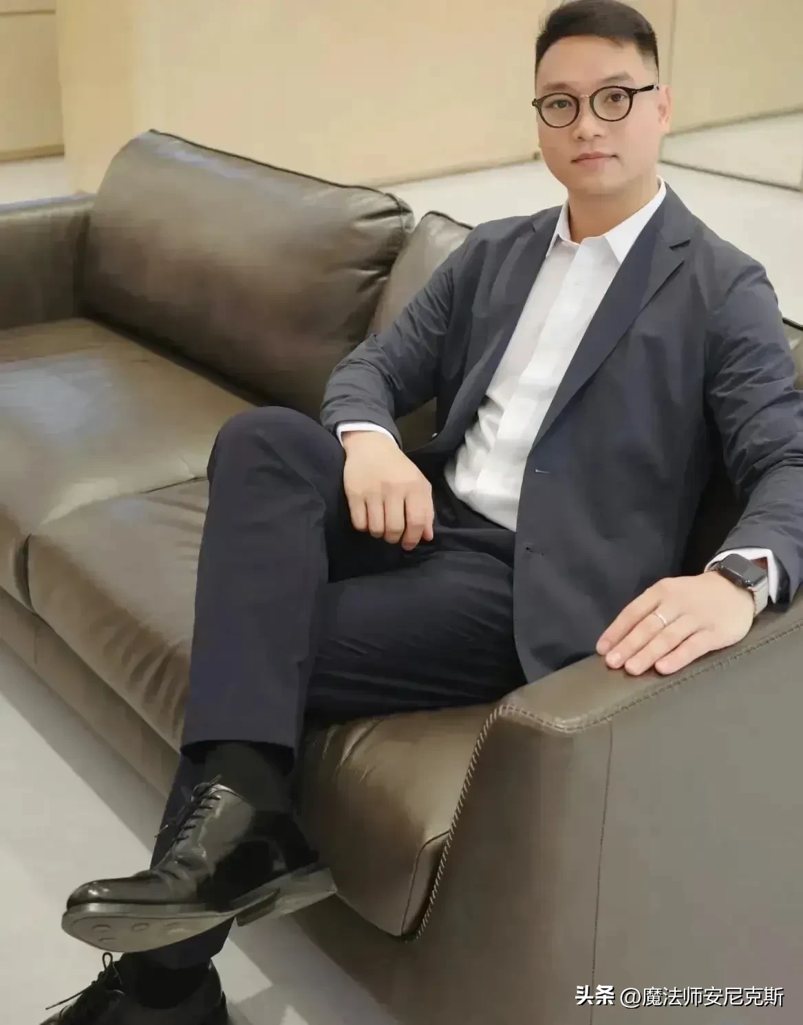 超单助手：老罗衬衫，高性价比男装新选择，轻松穿出奢华风范！