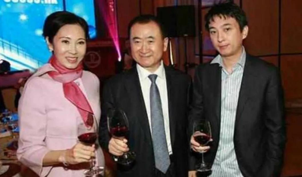 小店管家开团软件：王思聪与汪小菲飞机上的尴尬遭遇，娱乐圈的恩怨情仇揭秘