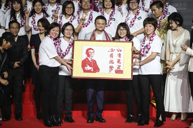 神龙助手卡密：马云重返阿里园区引发员工热潮，股价创新高背后暗藏哪些信号？