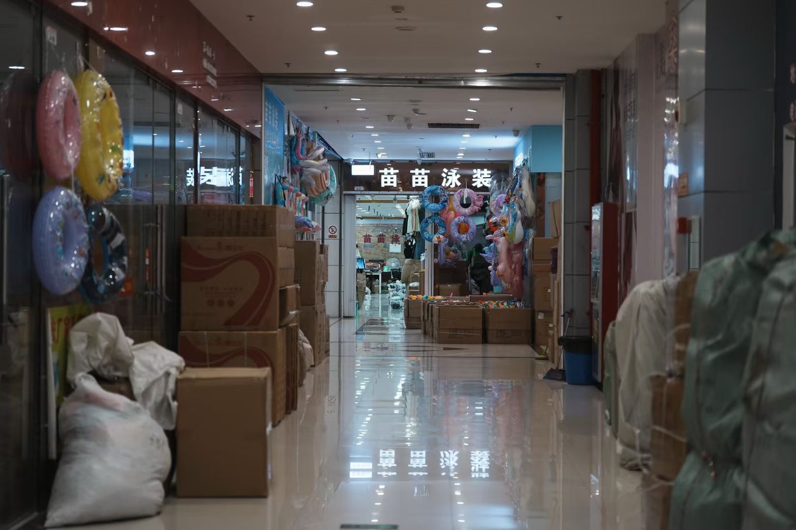 权重大师补单软件：西安康复路市场探秘，从热闹到冷清的女装购物体验