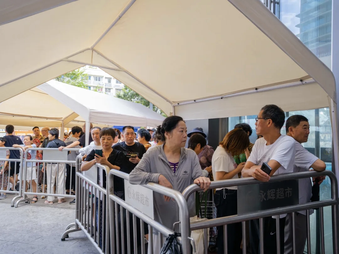 小G助手怎么用：永辉超市重新开业人潮涌动，物价上涨引发消费者不满