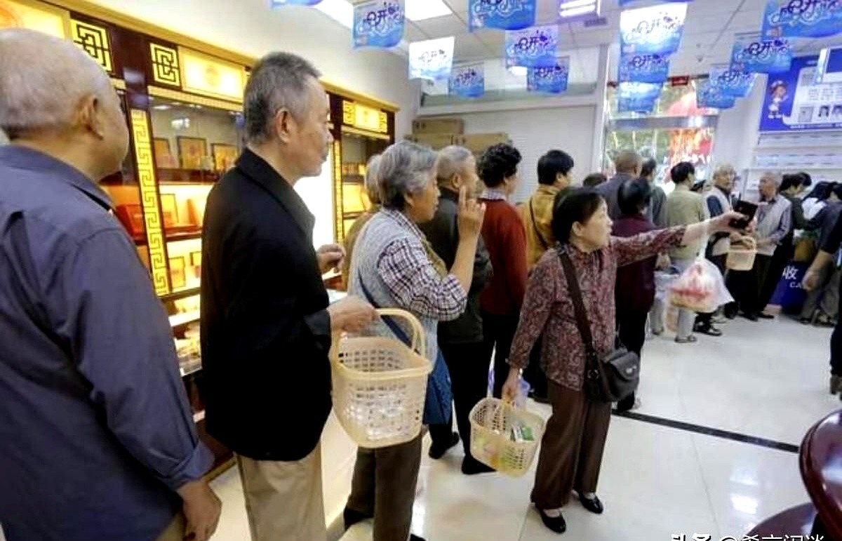 51助手下载官网：85岁老教师被子女轮流‘退货’，背后是孤独消费与保健品困扰