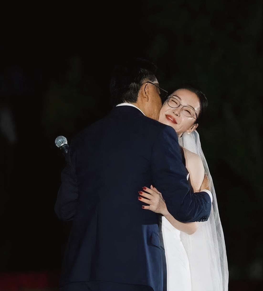 多多留评下载怎么用：李国庆婚礼曝光北大校友秘密，俞敏洪张朝阳身份成焦点