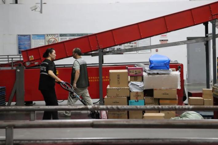 超评助手：“双十一”快递大战开启，金山转运中心全力备战物流高峰