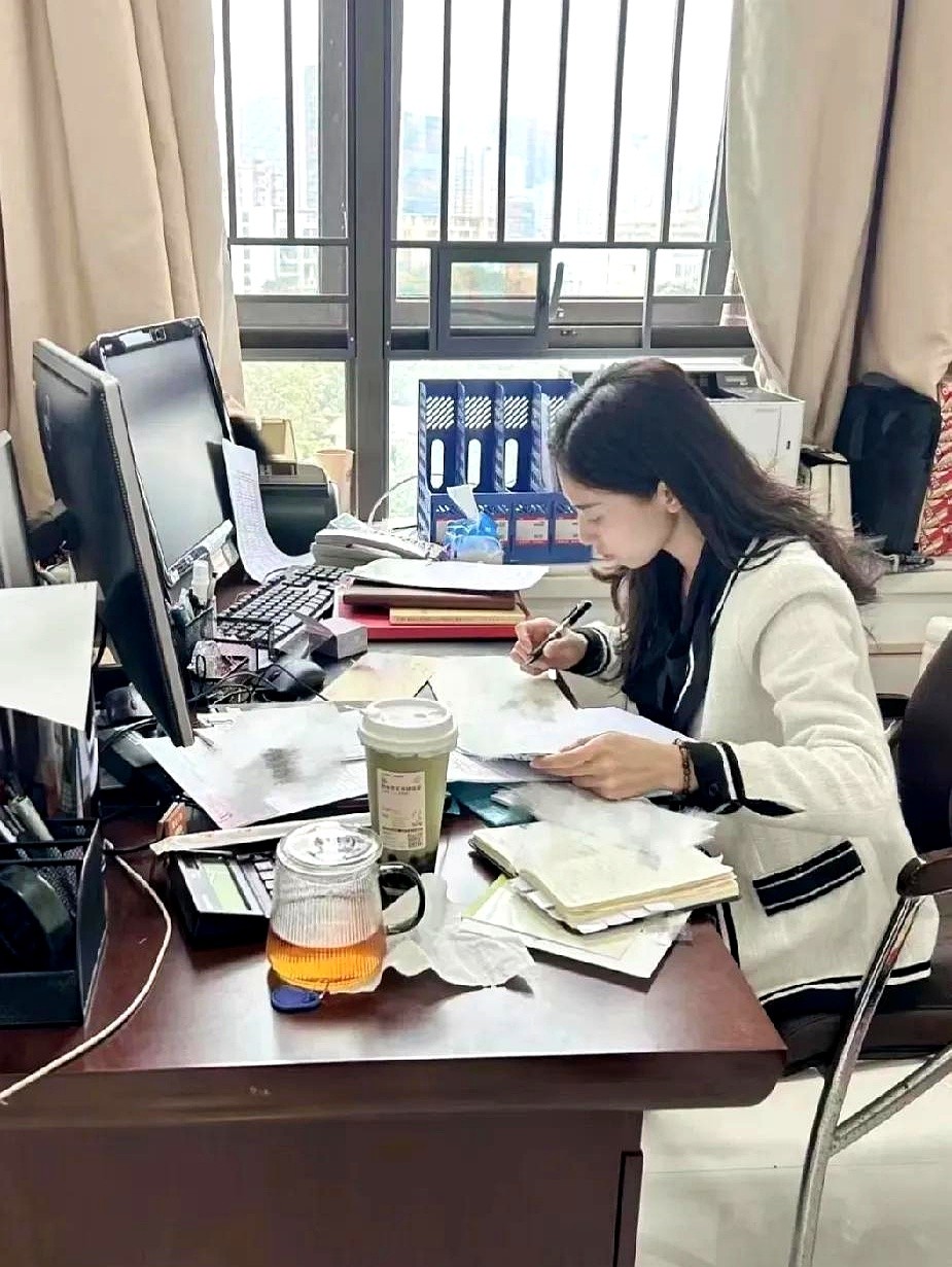 小评评助手下载：新手会计快速上手指南，从贴发票到报税技巧的成长之路