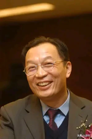 易评助手软件：2025年经济形势分析，温铁军解读挑战与机遇并存的未来趋势