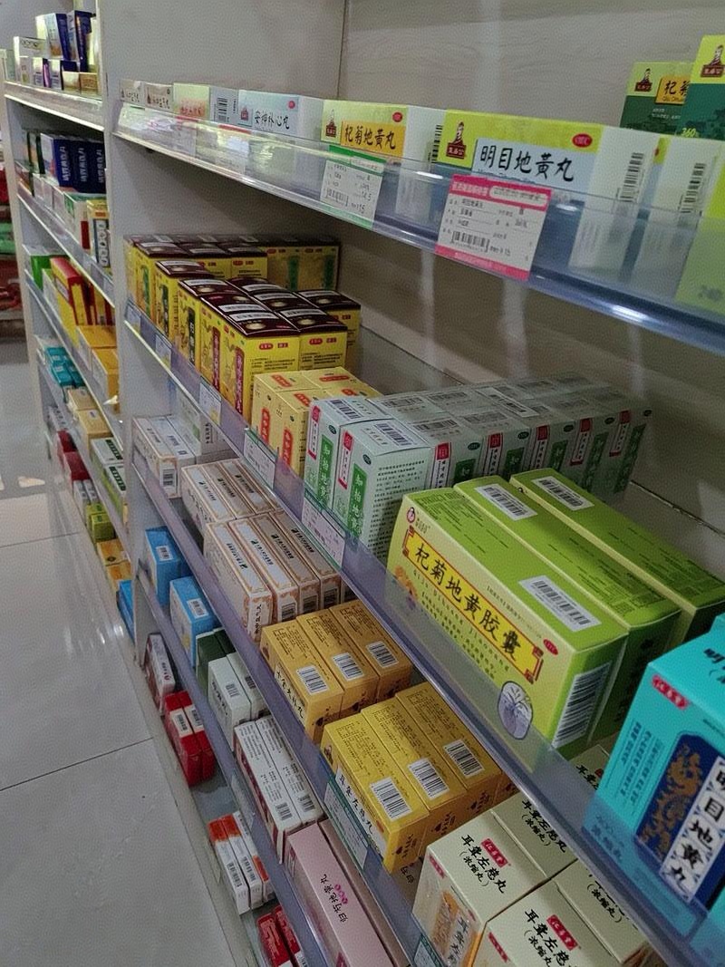小评评助手：药店生意的竞争与创新，卖药送鸡蛋的背后故事