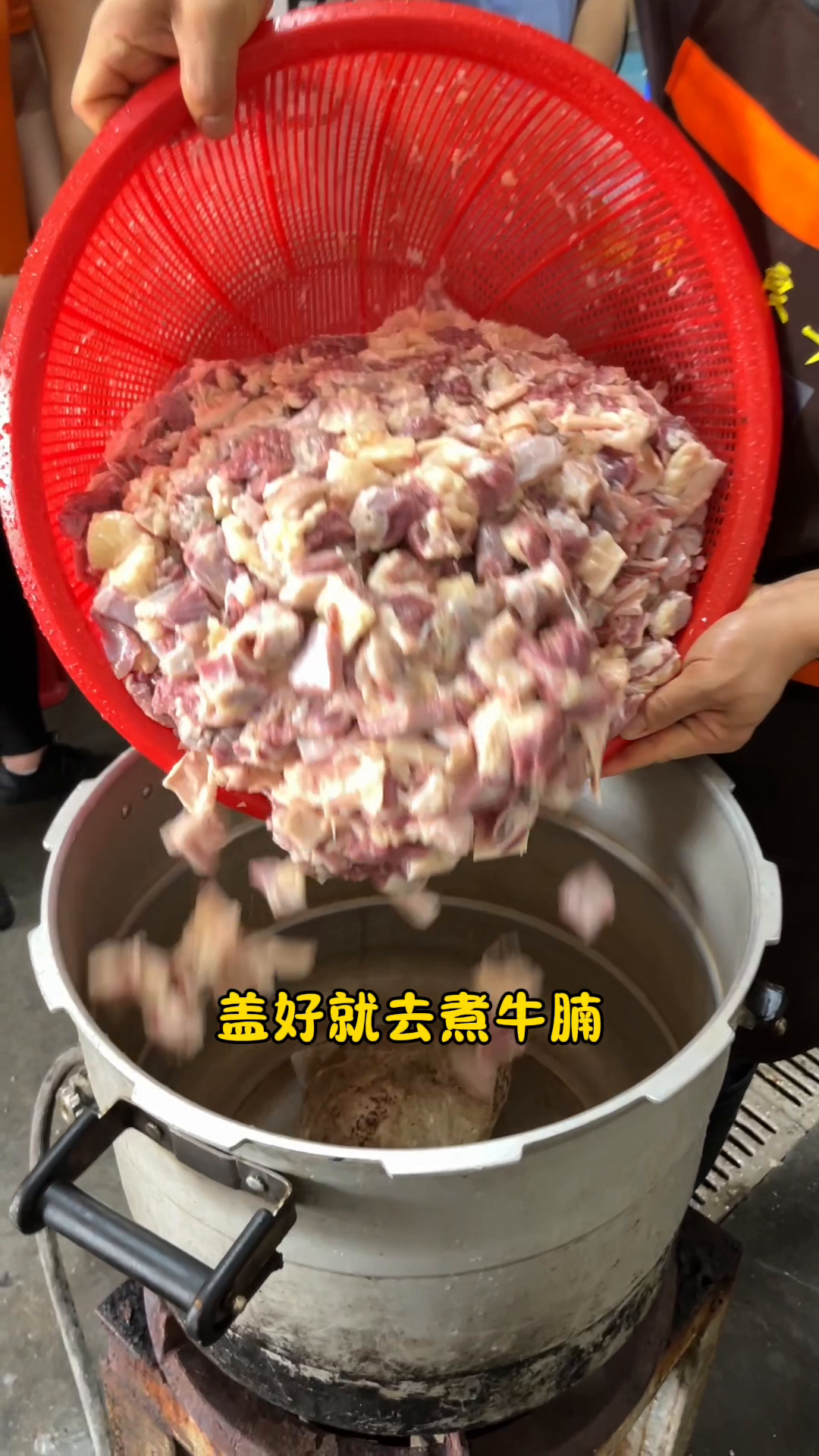 快火助手最新版本：江西美女实操牛杂制作，轻松赚取上万营业额！