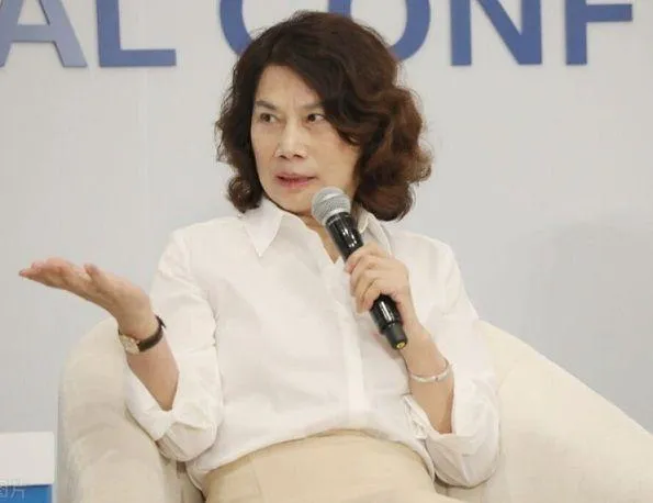 多多权重：董明珠，从销售员到格力掌舵者的逆袭之路与成功秘诀