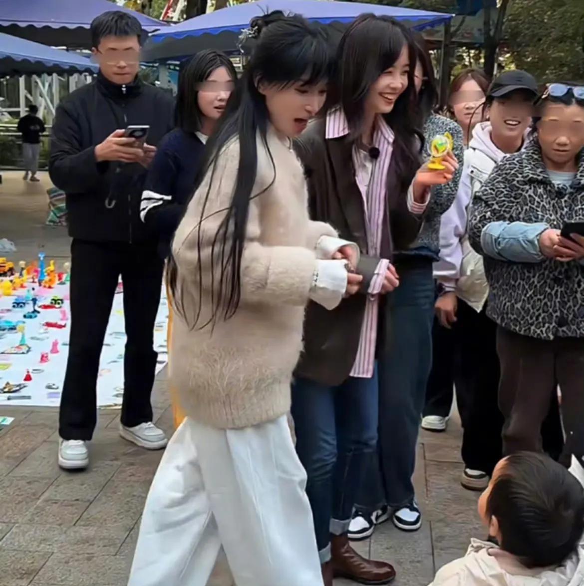 超评助手：李子柒与王冰冰公园相遇，同龄女神童颜回春引发热议
