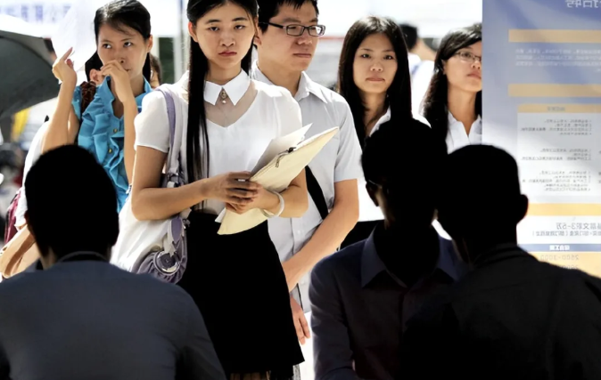 多成团助手：2025年生活变化，理财投资、就业回乡与消费观转变新趋势分析