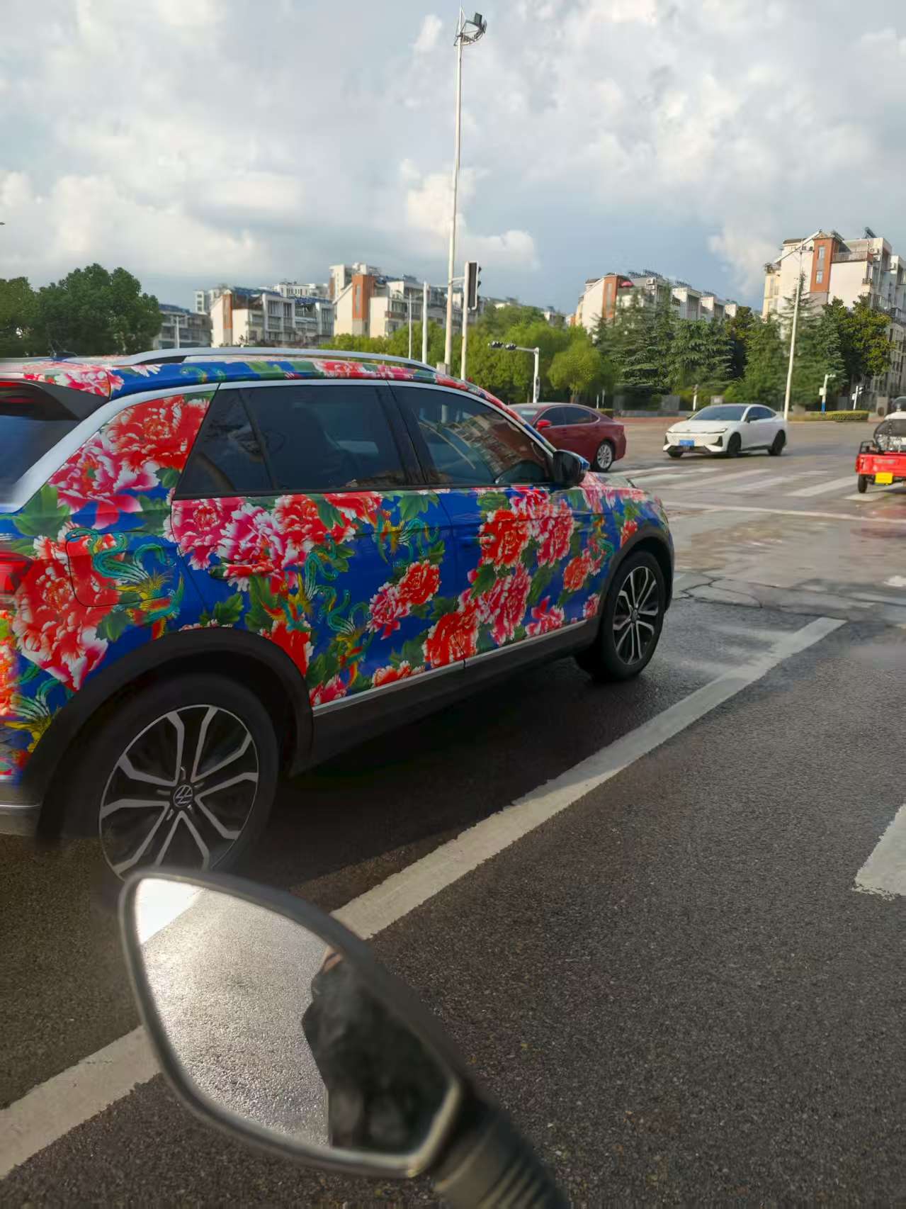 多多留评官网入口：快递员误会与帮助，意外的师生情谊和热心助人的一幕