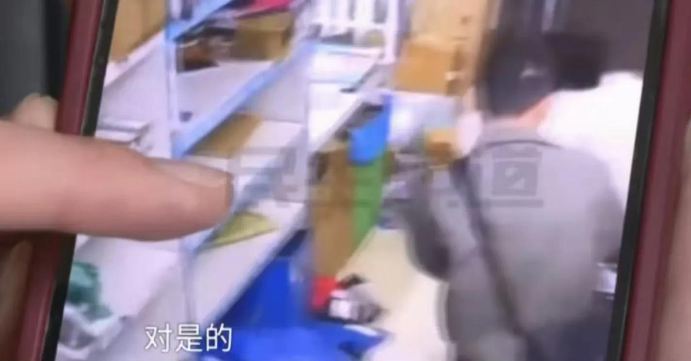 优选助手：女子网购2000元羽绒服申请退款却拒绝退货，民警出面协调引发热议