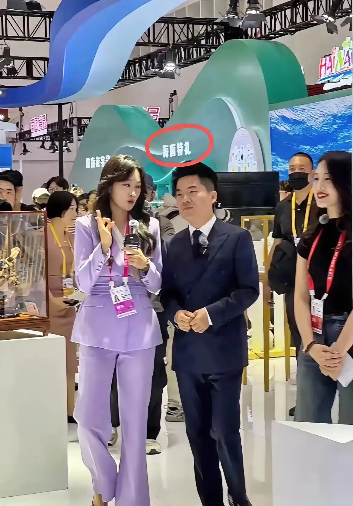 超评助手官网：董宇辉消博会现场助力中小企业，直播带货与翻译双重身份引关注