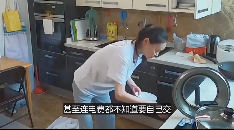 小Q助手小号：73岁刘雪华，与数字时代脱节的生活困境，如何重拾主动权？