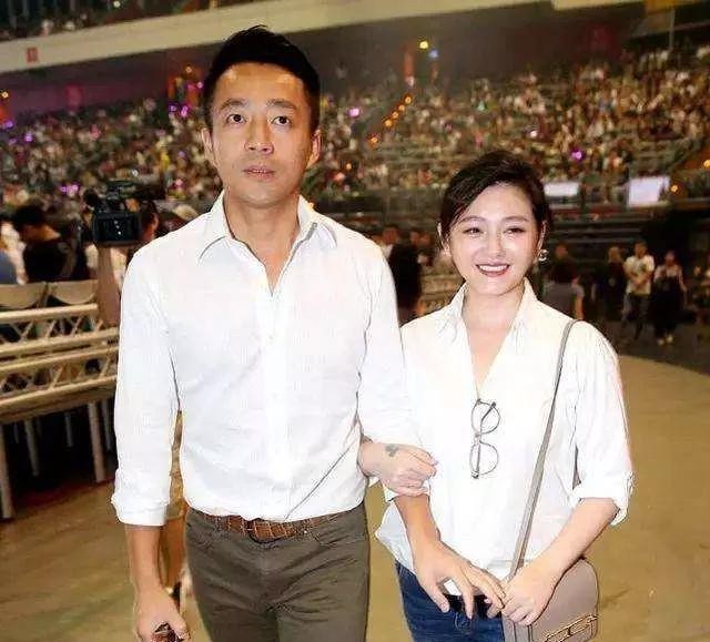 黎明助手：王思聪与汪小菲的恩怨，从婚礼争端到飞机上的尴尬重逢