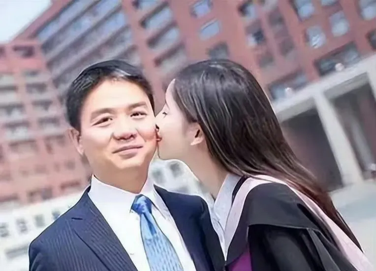 小Z助手：章泽天与刘强东，十年对比，人生轨迹的反转与成长