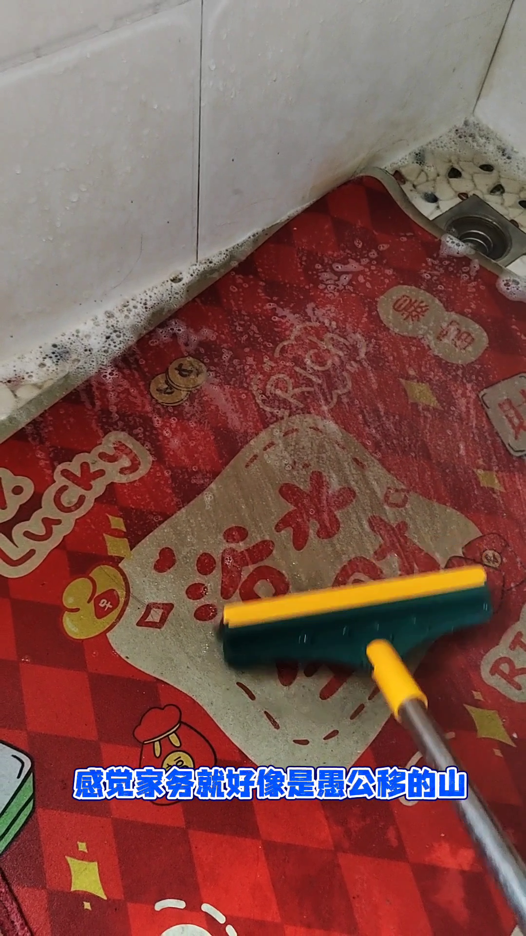 多成团助手：四十岁小青年下岗后，如何通过解压视频和家务重拾生活乐趣