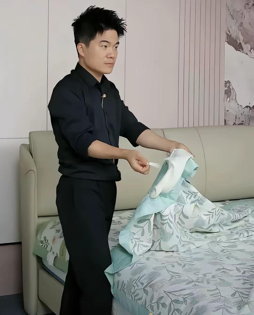 多多出评：董宇辉的直播奇迹，如何在数码专场中实现3亿GMV？