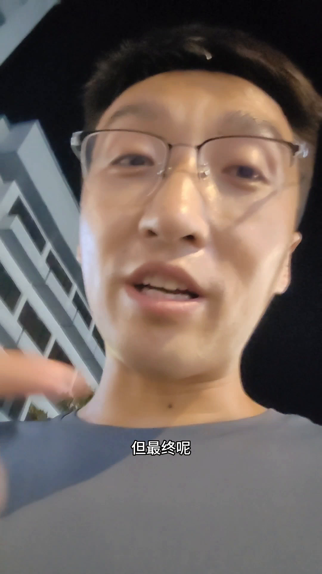 小Q助手邀请码：广场摆摊观察，如何通过解决需求创造成功生意？