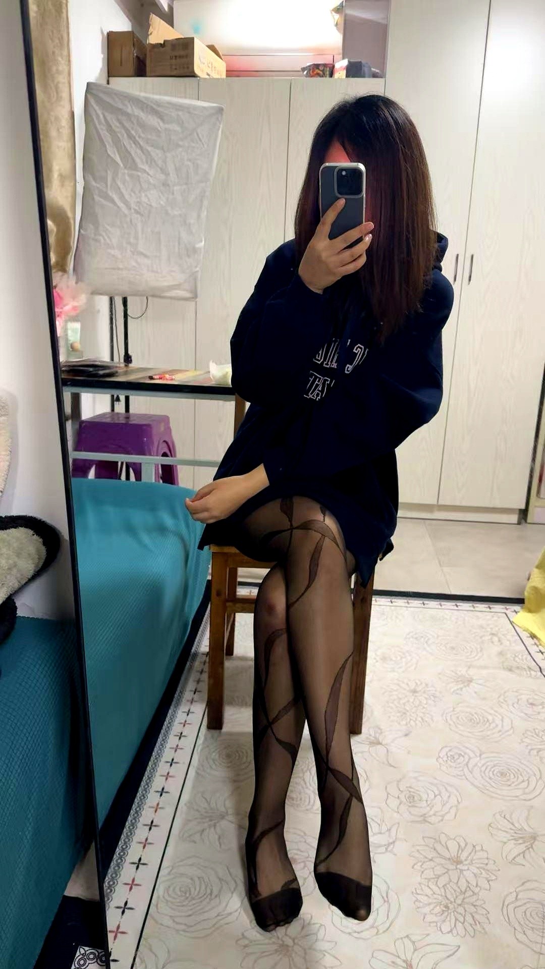 优选助手：年轻人的松弛感，如何用oversize卫衣和黑丝重新定义舒适时尚