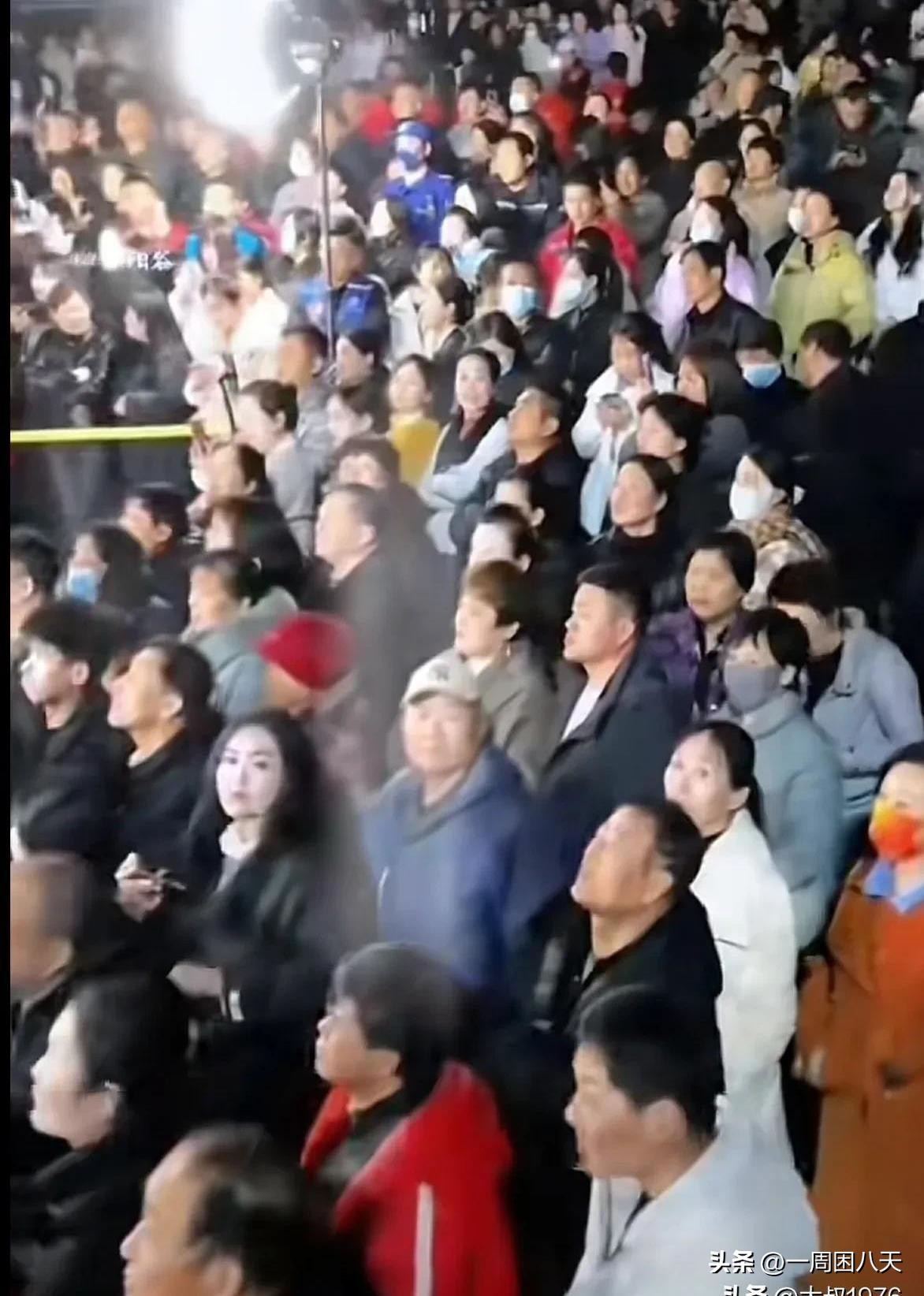 权重大师网站：河南台前县因草根歌手刘皮特演出火爆，成新晋网红打卡地！