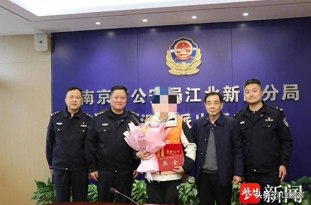 权重大师靠谱吗：南京跑腿小哥识破新型诈骗，送礼盒反揭7万元现金骗局