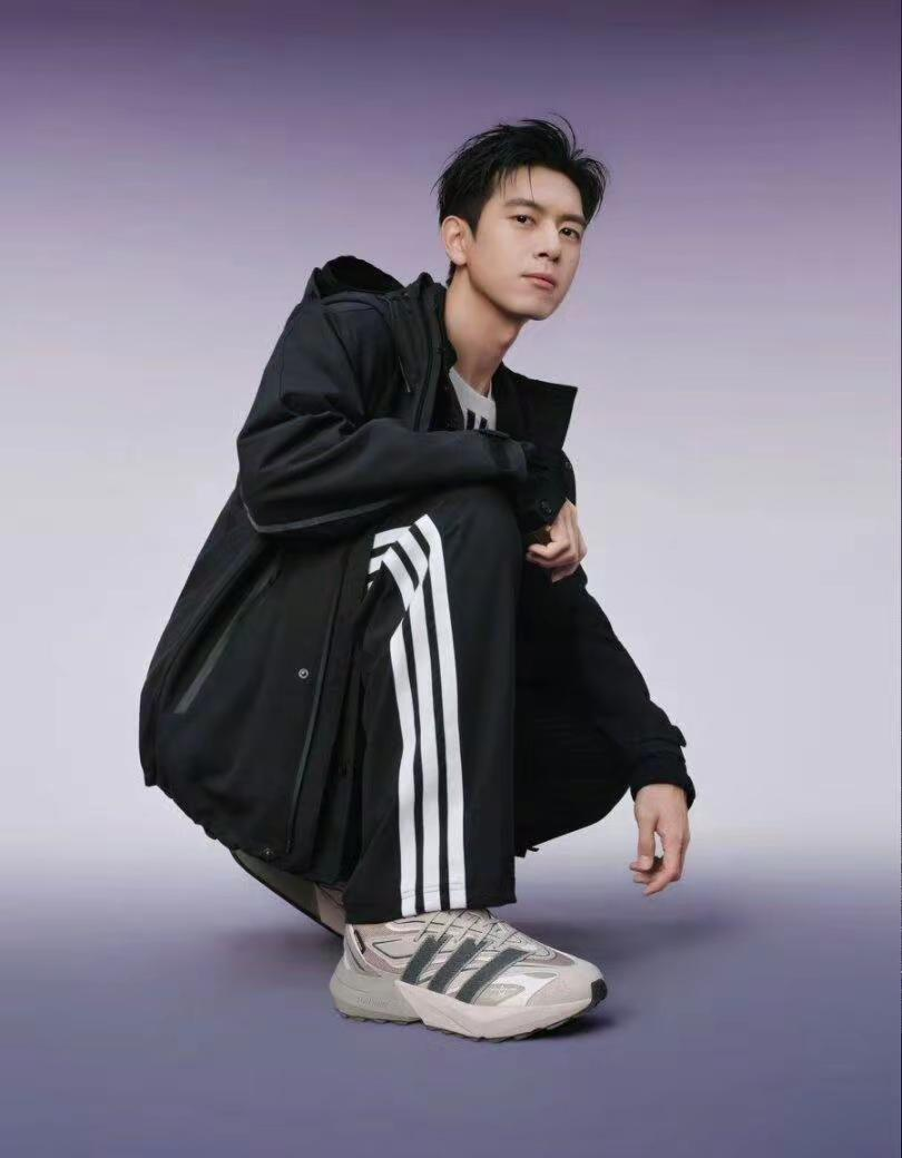 超评助手靠谱吗：李现街拍引发热潮，阿迪达斯销量暴涨成年轻人追捧焦点
