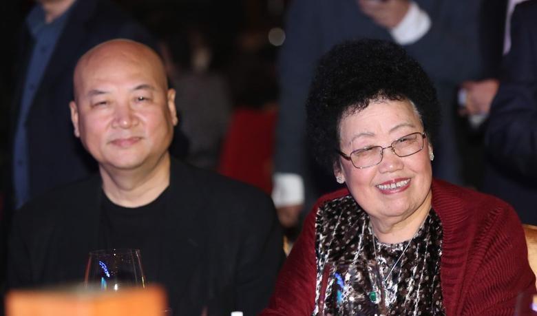 小评评助手怎么用：陈丽华与迟重瑞，从商界到演艺圈的默契婚姻故事