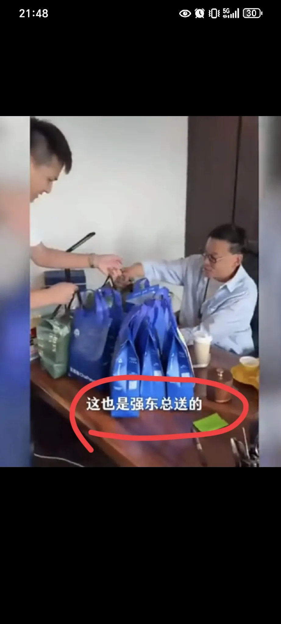 快火助手邀请码：刘强东白头发的背后故事，从压力到成功的蜕变之路