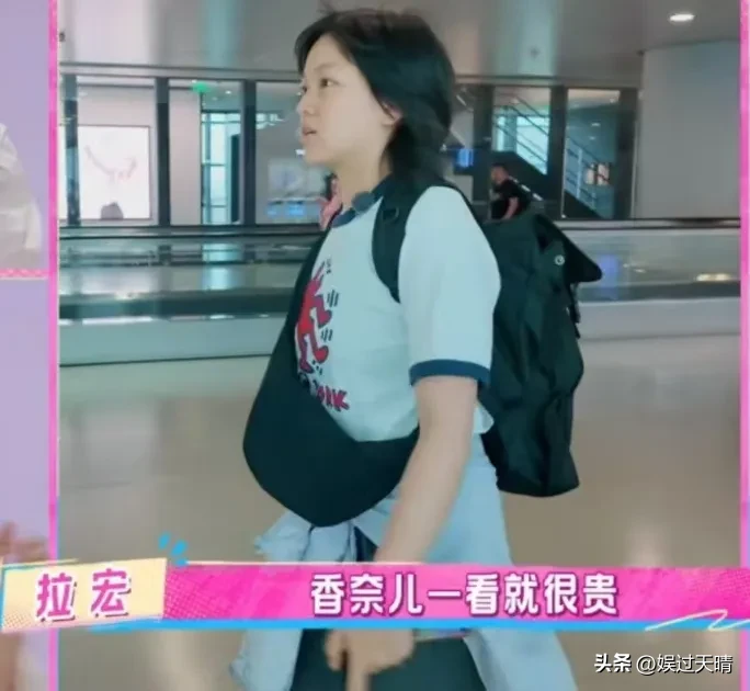 小G助手靠谱吗：网红拉宏桑飞机上尴尬侧漏，机场奢侈品牌裤子让人困惑