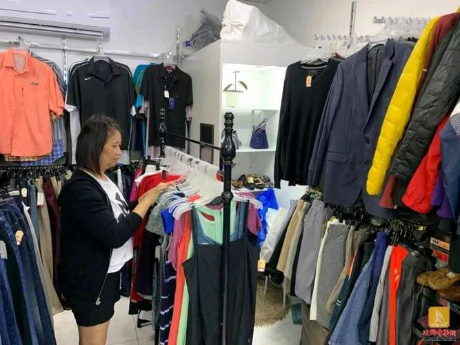 小J助手怎么用：服装售货员的日常，挑战与乐趣并存的试衣间故事