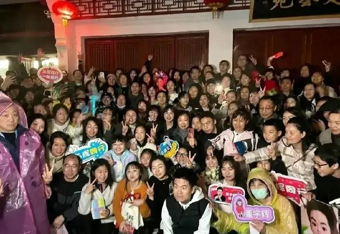 51助手靠谱吗：董宇辉直播首播创1.63亿新纪录，背后是200万人的深夜陪伴与支持